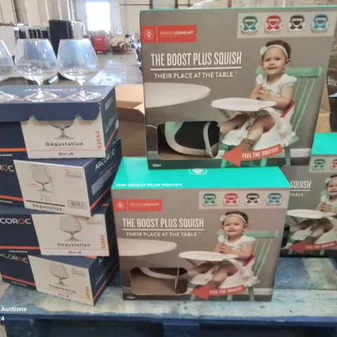 LOT CONTAINING 3 BABY BOOSTER SEATS AND 24 HIGH TRANSPARENCY GLASSES