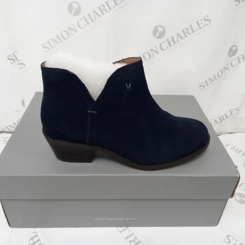 BOXED PAIR OF VIONIC FELICITY NAVY ANKLE BOOTS SIZE 3