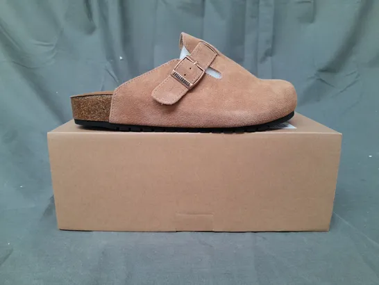 BOXED PAIR OF EVELLYHOOTD LEATHER CLOGS IN CHESTNUT EU SIZE 38