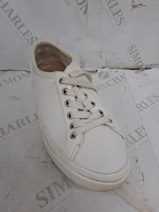 BOXED VIONIC LACE UP TRAINERS IN WHITE LEATHER - UK 5.5