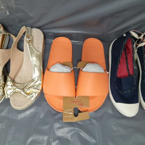 BOX OF APPROXIMATELY 15 ASSORTED PAIRS OF SHOES AND FOOTWEAR ITEMS IN VARIOUS COLOURS, STYLES, AND SIZES - COLLECTION ONLY