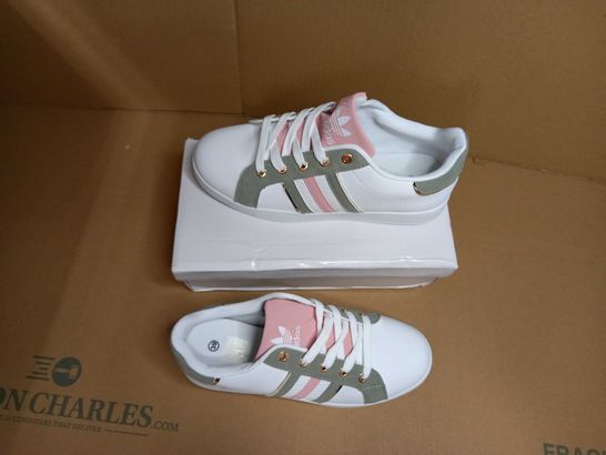 BOXED PAIR OF DESIGNER WHITE,OLIVE DETAILED TRAINERS - SIZE 5.5