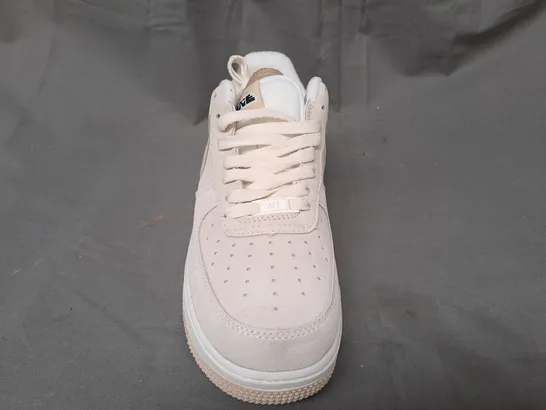 BOXED PAIR OF NIKE AIR FORCE 1 '07 SHOES IN LIGHT SAND UK SIZE 7