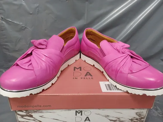 BOXED MODA IN PELLE ANETTE LEATHER BOW TWIST UPPER WITH FLEX SOLE TRAINERS IN FUSCHIA - SIZE 40