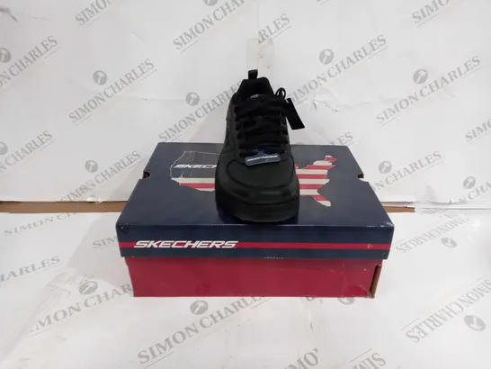 BOXED PAIR OF SKECHERS SPORT COURT 92 SHOES BLACK UK SIZE 10