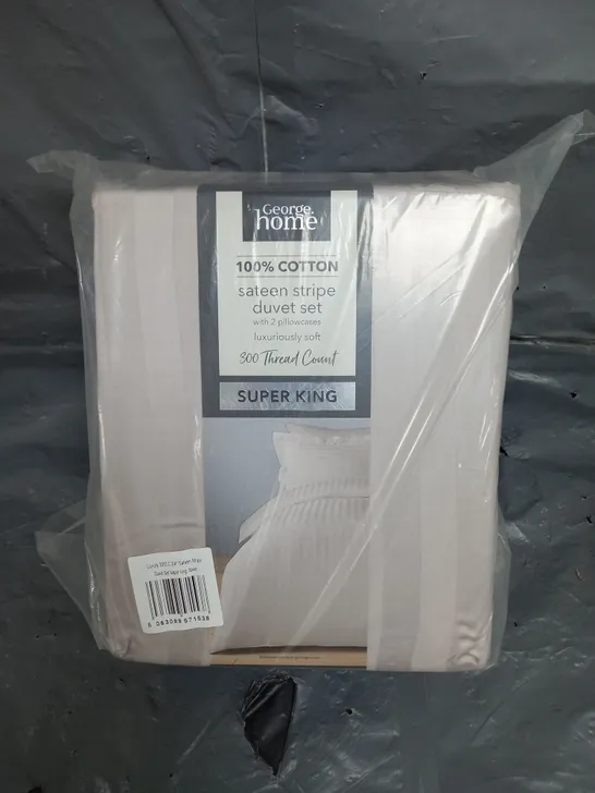 BOX OF APPROXIMATELY 8 SATEEN STRIPE DUVET SETS IN SILVER SIZE SUPER KING