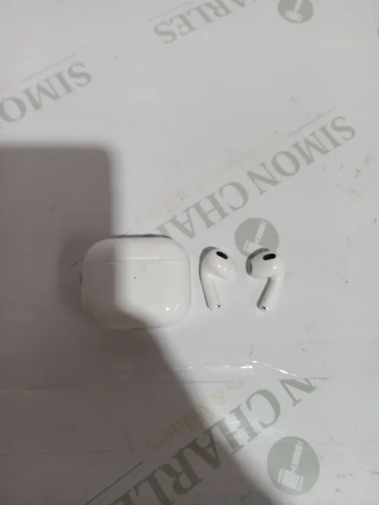 APPLE AIRPODS 3RD GEN WITH LIGHTNING CHARGING CASE