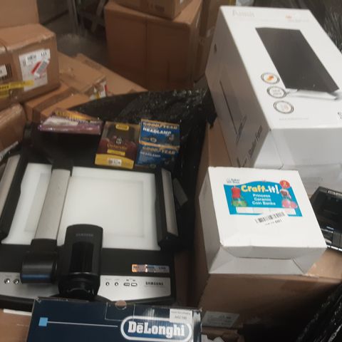 PALLET OF ASSORTED ELECTRICALS AND ACCESSORIES TO INCLUDE; BAKER ROSS CRAFT IT COIN BANK, DELONGHI TAVOLO FAN HEATER, SAMSUNG DIGITAL PRESENTER SDP 900DXA