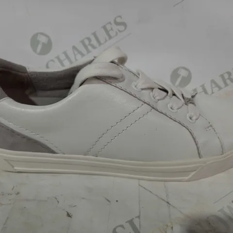 PAIR OF NATURALIZER SHOES IN WHITE/GREY UK SIZE 5.5