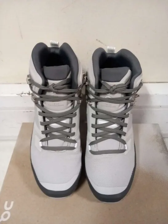 BOXED ON CLOUDROCK 2 WATERPROOF BOOTS SIE 4.5