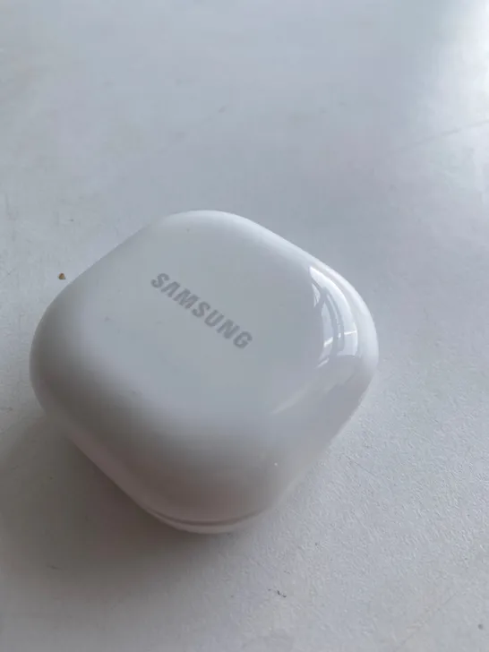 PAIR OF SAMSUNG EARBUDS WITH CHARGING CASE 