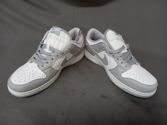 BOXED PAIR OF NIKE SHOES IN GREY/WHITE UK SIZE 7