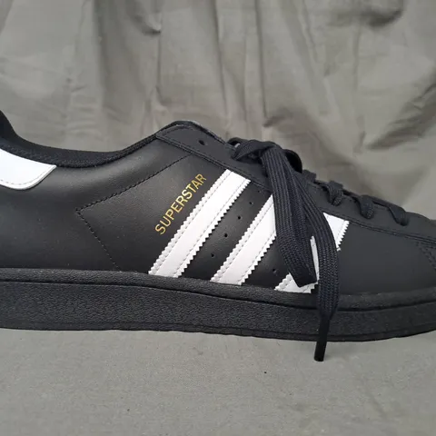 BOXED PAIR OF ADIDAS SUPERSTAR SHOES IN BLACK/WHITE UK SIZE 12