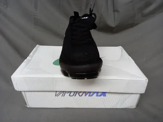 BOXED PAIR OF NIKE AIR VAPORMAX FLYKNIT SHOES IN BLACK UK SIZE 7.5