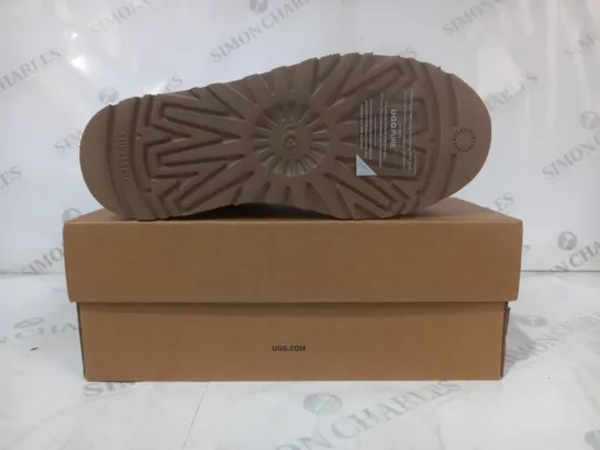 BOXED PAIR OF UGG WTAZZ SHOES IN CHESTNUT UK SIZE 5