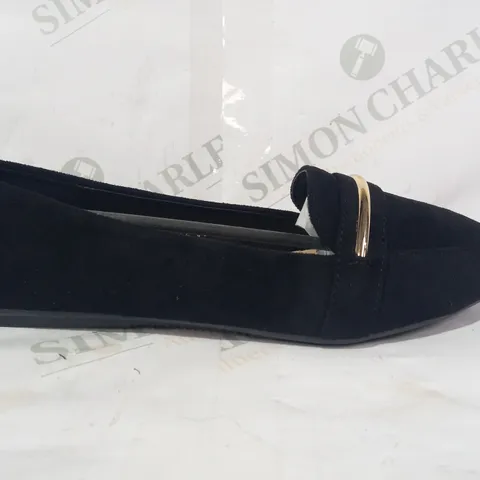 PAIR OF FAUX SUEDE SLIP ON FLAT SHOES IN BLACK W. GOLD EFFECT DETAIL EU SIZE 36