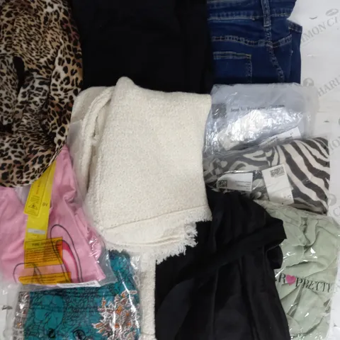 BOX OF APPROXIMATELY 40 ASSORTED CLOTHING ITEMS TO INCUDE - JUMPERS, JEANS, SWEATPANTS ETC