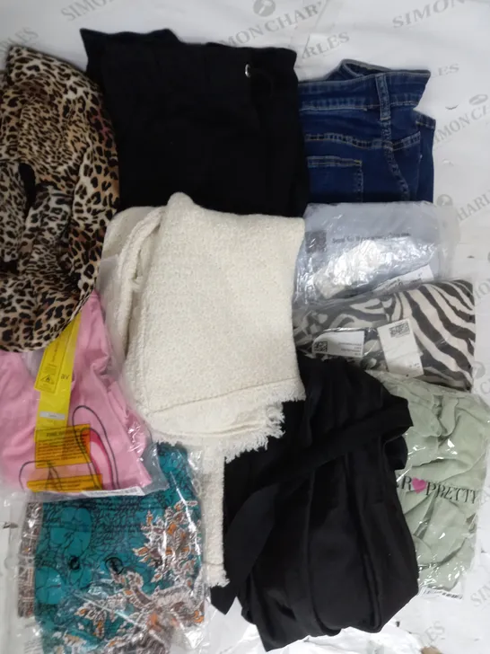 BOX OF APPROXIMATELY 40 ASSORTED CLOTHING ITEMS TO INCUDE - JUMPERS, JEANS, SWEATPANTS ETC