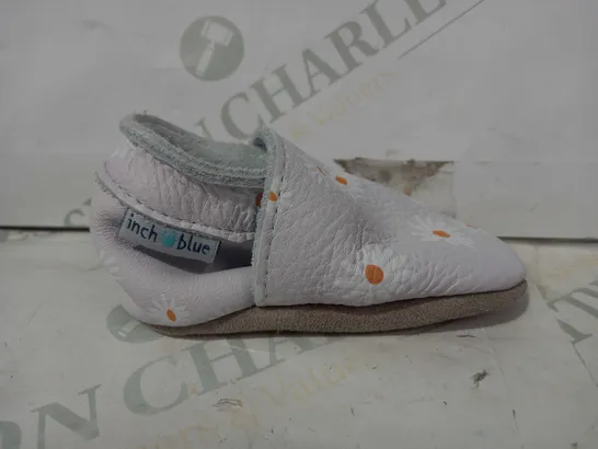 BOXED PAIR OF INCH BLUE HANDMADE SOFT LEATHER BABY SHOES IN WHITE W. DAISY PATTERN SIZE 6-12 MONTHS