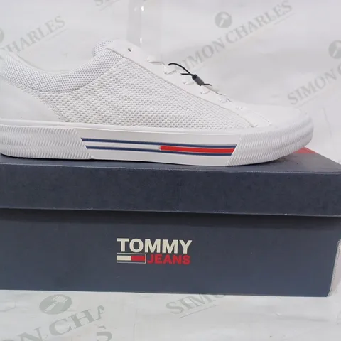 BOXED PAIR OF TOMMY JEANS TRAINERS IN WHITE UK SIZE 7