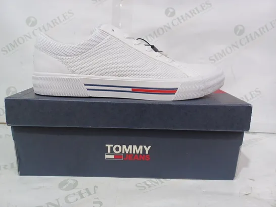 BOXED PAIR OF TOMMY JEANS TRAINERS IN WHITE UK SIZE 7