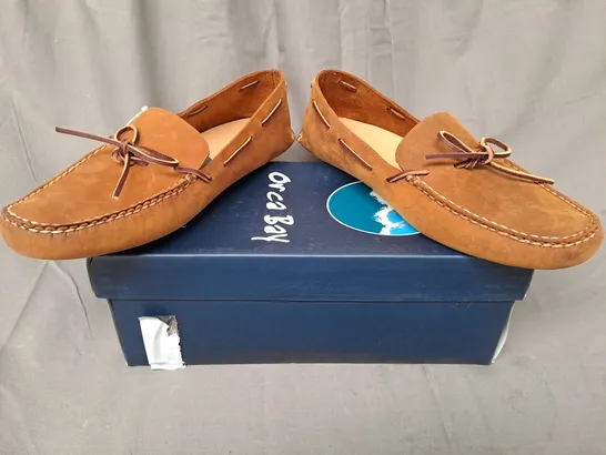 BOXED PAIR OF ORCA BAY NAVAJO SHOES IN SAND EU SIZE 45