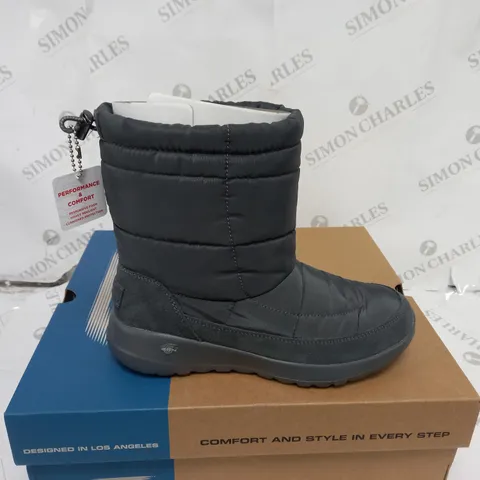 BOXED PAIR OF SKECHERS ON THE GO JOY PUFFER UPPER MID HEIGHT BOOT CHARCOAL SIZE 3.5