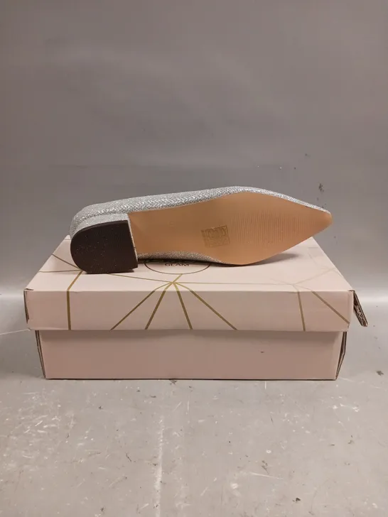 BOXED ESSEX GLAM SILVER GLITTER SLIP ON SHOES - SIZE 4