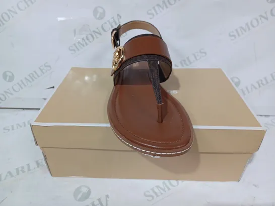 BOXED PAIR OF MICHAEL KORS OPEN TOE T-STRAP FLAT SANDALS IN BROWN US SIZE 8M