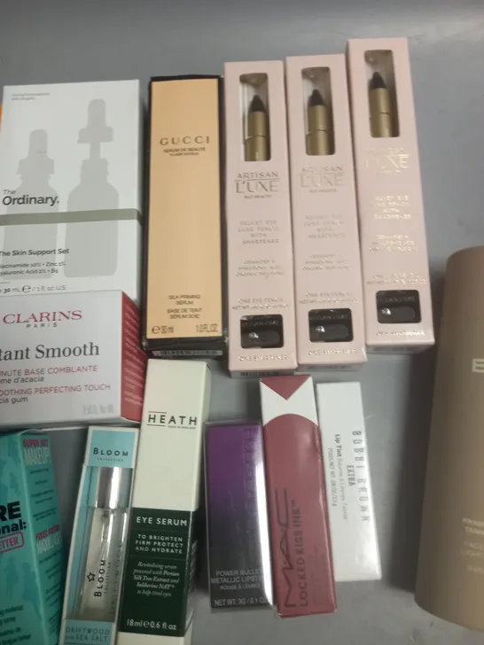 LOT OF APPROXIMATELY 25 ASSORTED HEALTH AND BEAUTY ITEMS TO INCLUDE ARTISAN LUXE VELVET EYE PENCILS, COCO SPONGE AND BRUSH CLEANSER, CLARINS INSTANT SMOOTH AND HEATH EYE SERUM