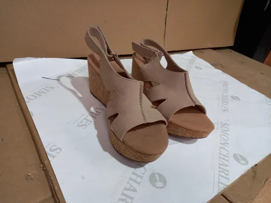 BOXED CLARKS ANNADEL BARI WEDGE SANDAL WIDE FIT BEIGE STYLE SIZE 6