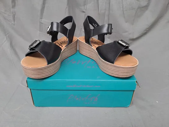 BOXED PAIR OF BLOWFISH MALIBU PLATFORM OPEN TOE SANDALS IN BLACK UK SIZE 6