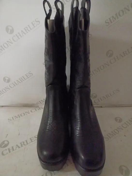 BOXED PAIR OF KOI WOMEN'S WINTU LONG CHUNKY WESTERN BOOTS SIZE 6