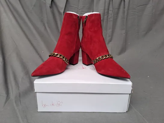 BOXED PAIR OF BEN DE LISI CHAIN LINK SUEDE ANKLE BOOTS IN RED SIZE 7