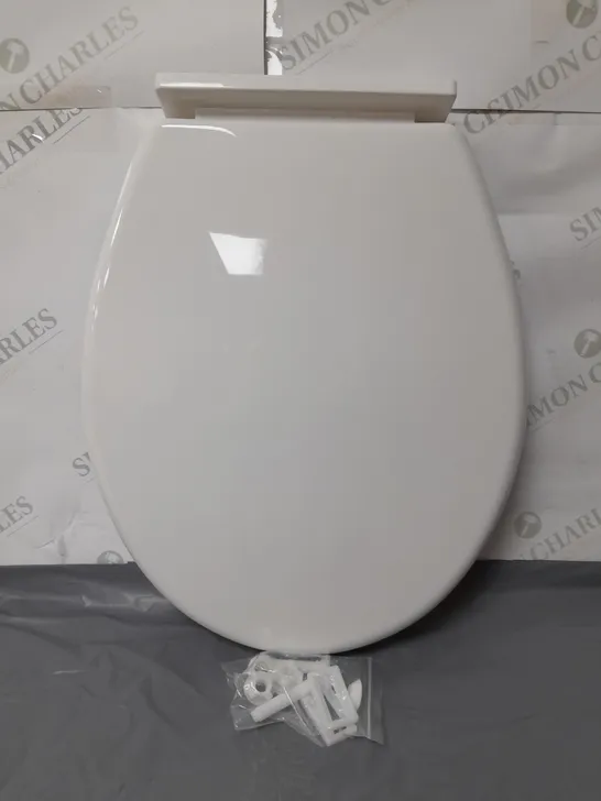 WHITE PLASTIC REQUISITE NEEDS TOILET SEAT