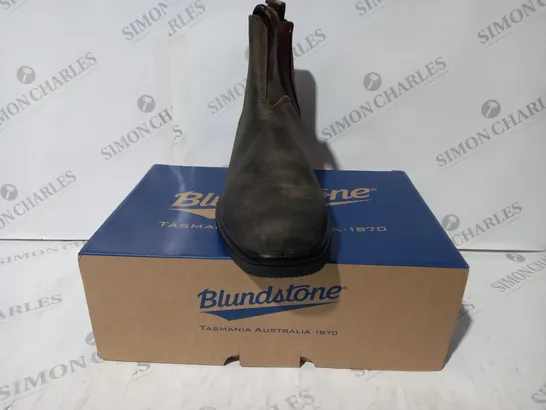 BOXED PAIR OF BLUNDSTONE ELASTIC SIDED BOOTS IN RUSTIC BROWN UK SIZE 9