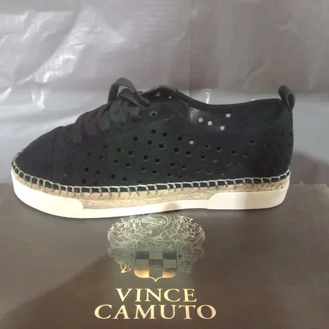 BOXED VINCE CAMUTO THEERA BLACK SUEDE SIZE 2