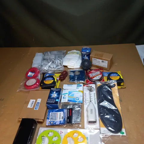 LOT OF ASSORTED ITEMS TO INCLUDE TAPE MEASURE, COFFEE FROTHER AND ORNAMENTS 