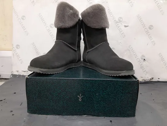 BOXED PAIR OF EMU AUSTRALIA BOOTS IN DARK GREY SIZE 7