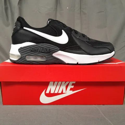 BOXED PAIR OF NIKE AIR MAX SHOES IN BLACK/WHITE UK SIZE 9.5