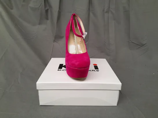BOXED PAIR OF KOI COUTURE HR5 PLATFORM HIGH WEDGE FAUX SUEDE SHOES IN FUCHSIA SIZE 7