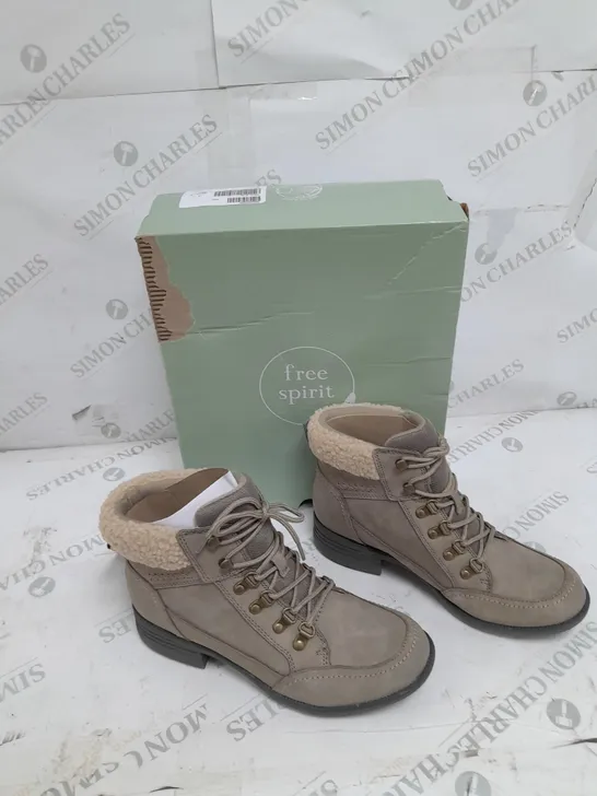 BOXED PAIR OF FREE SPIRIT SIZE 6 LEATHER LACED BOOTS IN OLIVE 