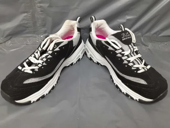 BOXED PAIR OF SKECHERS D'LITES SHOES IN BLACK/WHITE UK SIZE 6