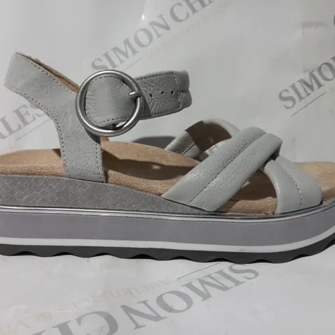 PAIR OF VIONIC OPEN TOE CROSS STRAP SANDALS IN GREY SIZE 5