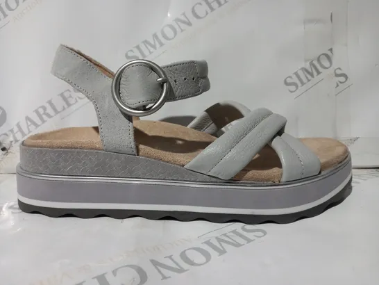 PAIR OF VIONIC OPEN TOE CROSS STRAP SANDALS IN GREY SIZE 5