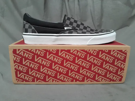 BOXED PAIR OF VANS OFF THE WALL CLASSIC SLIP-ON SHOES IN BLACK/PEWTER CHECKERBOARD UK SIZE 9.5