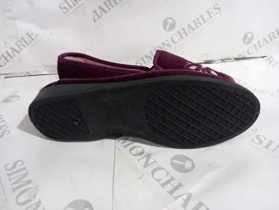 THE SLIPPER COMPANY PURPLE SIZE 5