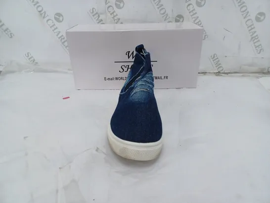 APPROXIMATELY 10 PAIRS OF BOXED W.S FLAT TRAINERS SLIP-ON DISTRESSED BLUE IN VARIOUS SIZES