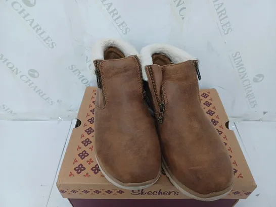 BOXED PAIR OF SKECHERS EASY GOING WATER RESISTANT BOOTS IN CHESTNUT SIZE 8