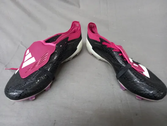 PAIR OF ADIDAS PREDATOR FOOTBALL BOOTS IN BLACK/BERRY/WHITE UK SIZE 9